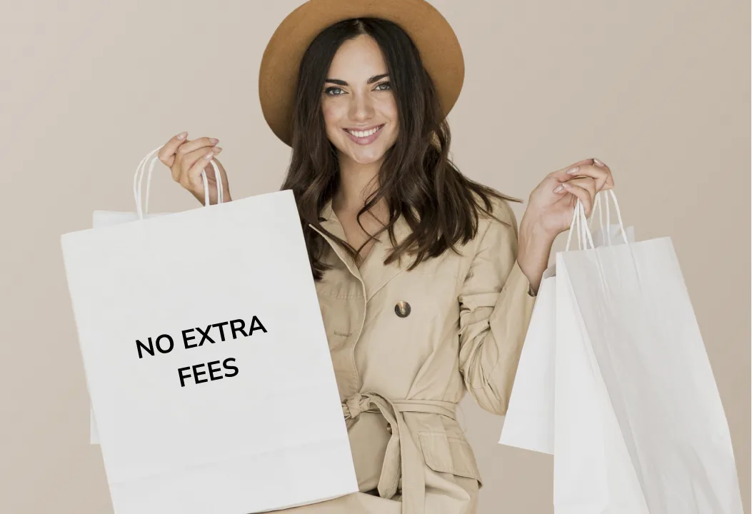 Покупательница с пакетами, надпись «No extra fees»