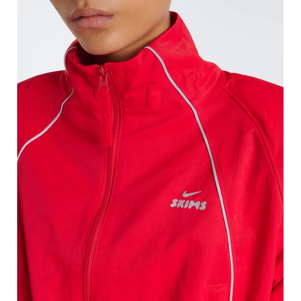 Nike x NikeSkims Укороченная нейлоновая спортивная куртка из хрустящего нейлона 4