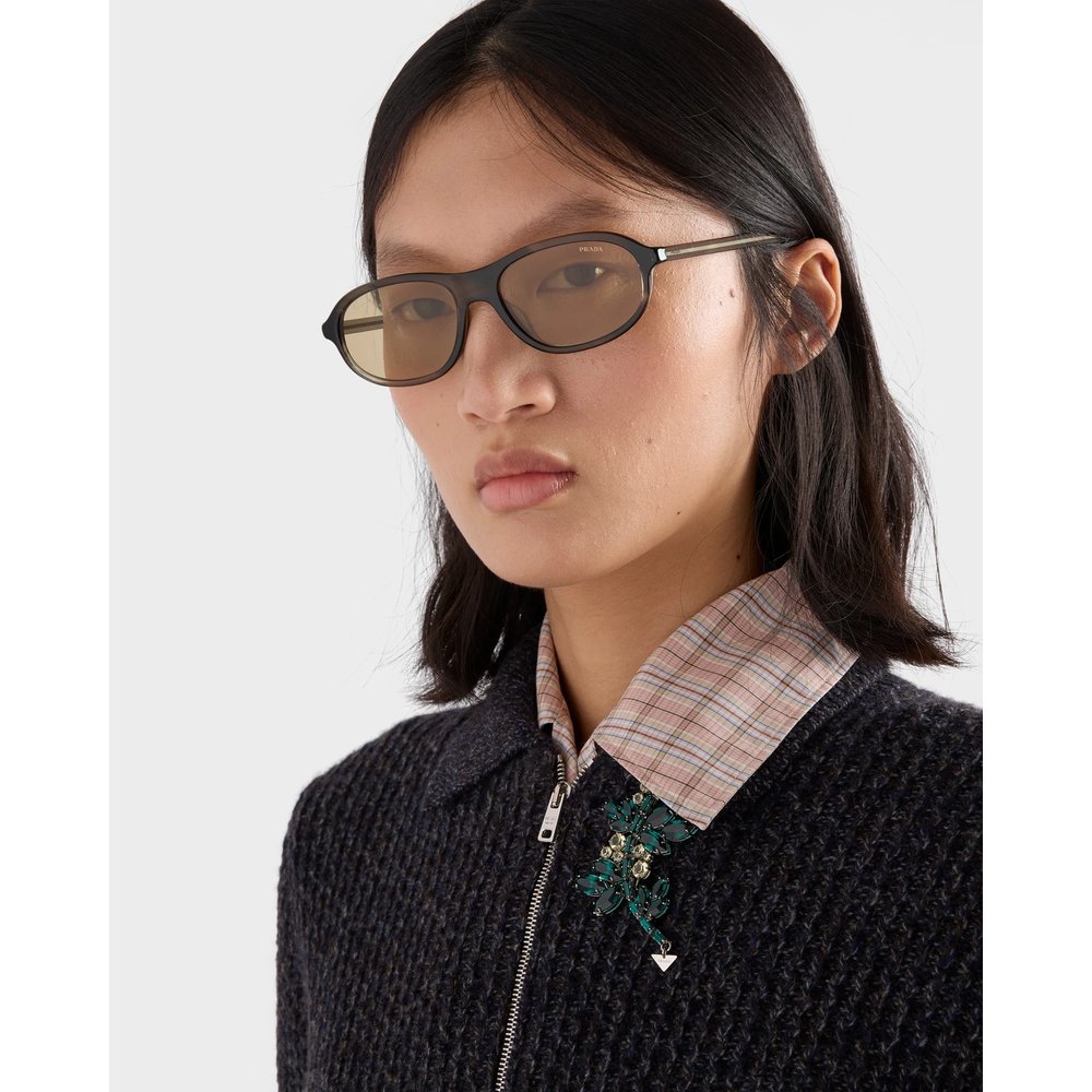 Солнцезащитные очки Prada с культовой металлической пластинкой. 7