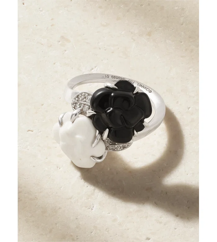 Кольцо Chanel Vintage 1990-х годов Camelia из 18-каратного золота, бриллиантов и керамики.