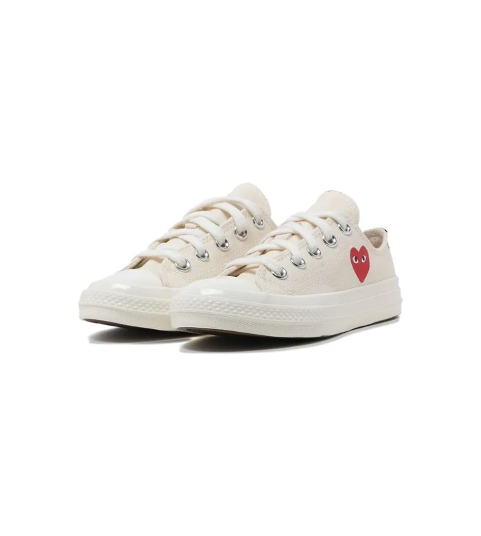 Кроссовки с логотипом из коллаборации с Converse